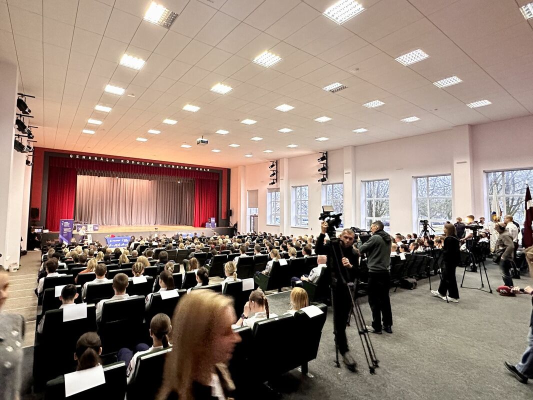 70 Valsts policijas koledžas jaunie kadeti nodod zvērestu