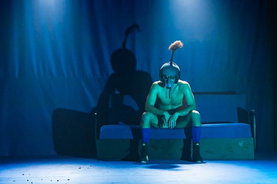 Ko vīrieši mums nestāsta. Novembra vērojumi Latvijas teātros