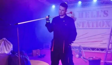 Aivo Oskis jaunās dziesmas "Walking Out" klipā uzmirdz kā apkopējs un cīnīsies par "Eirovīzijas" vietu