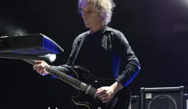 Aizsaulē devies britu kulta grupas "The Cure" ģitārists un taustiņinstrumentālists Perijs Bemonts