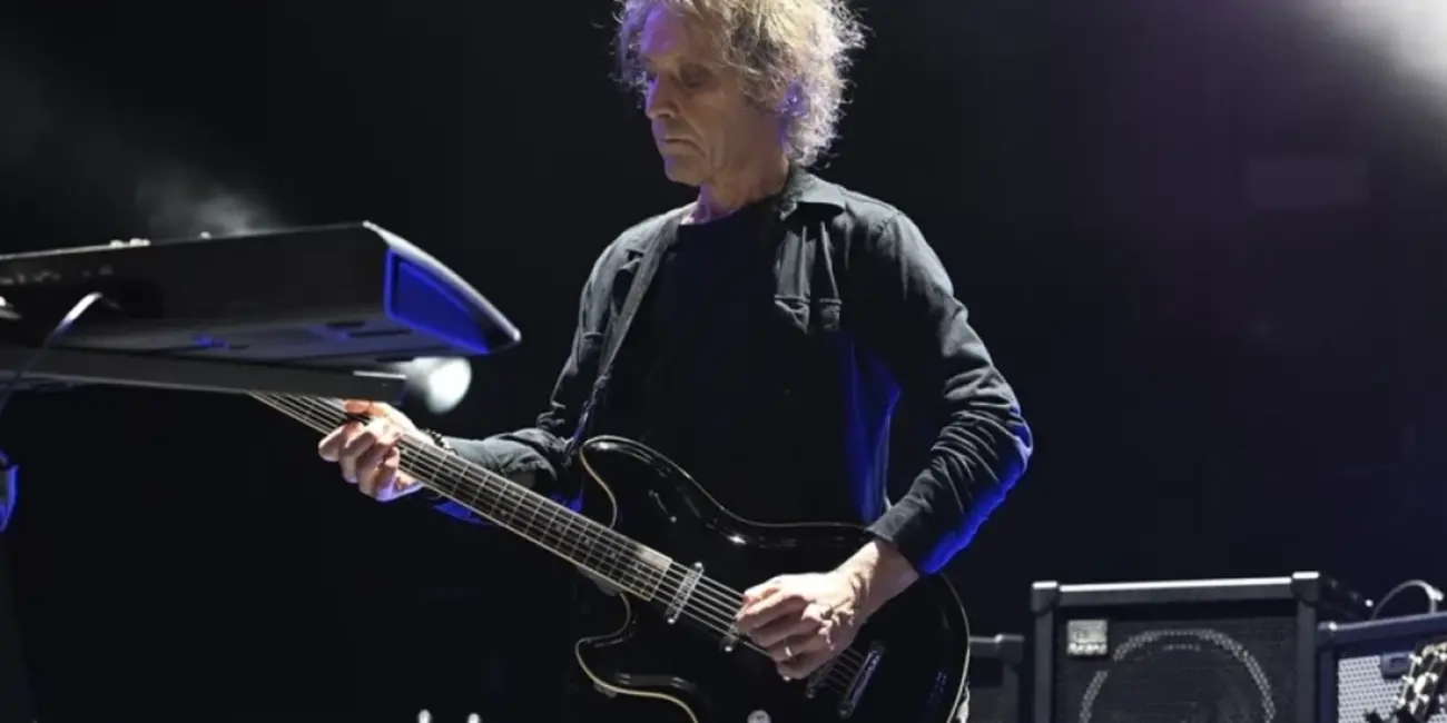 Aizsaulē devies britu kulta grupas "The Cure" ģitārists un taustiņinstrumentālists Perijs Bemonts