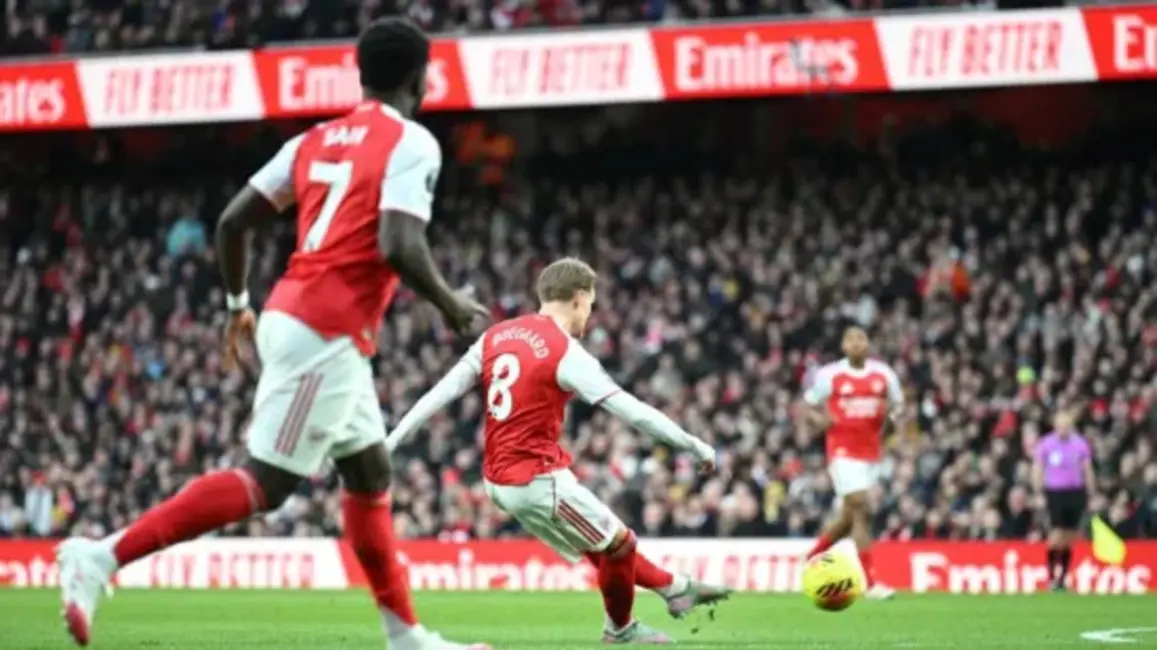 "Arsenal" atgriežas līderpozīcijā, "Liverpool" nodrošina uzvaru divās minūtēs