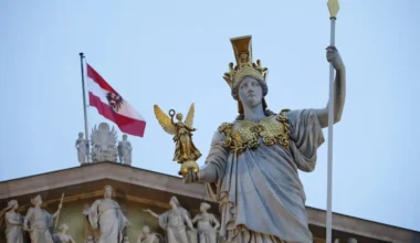 Austrija aizliedz galvassegas skolniecēm līdz 14 gadiem, izraisot asas debates