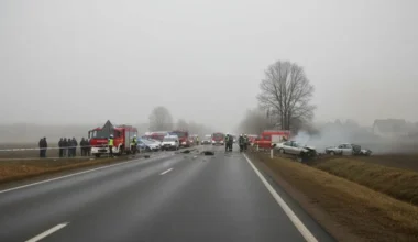 Avārijas dēļ pilnībā bloķēts Ventspils šosejas posms starp Tukumu un Pūri