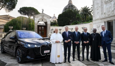 Pāvests tagad pārvietojas ar “BMW iX” elektrisko krosoveru