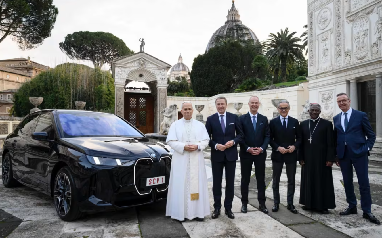 Pāvests tagad pārvietojas ar “BMW iX” elektrisko krosoveru