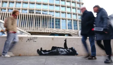 Banksija jaunais mākslas darbs Londonā: divi bērni vēro zvaigznes pirms Ziemassvētkiem