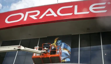 Bažas par MI burbuļa plīšanu liek Oracle akcijām krist; plašāks tehnoloģiju sektors piesardzīgs