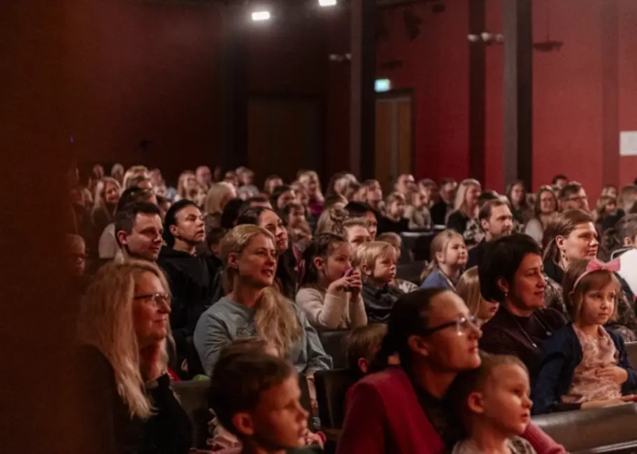 “Brīnumskapis” ar koncertizrādi “Ķekata, ļekata” ieskandina Ziemassvētku koncerttūri