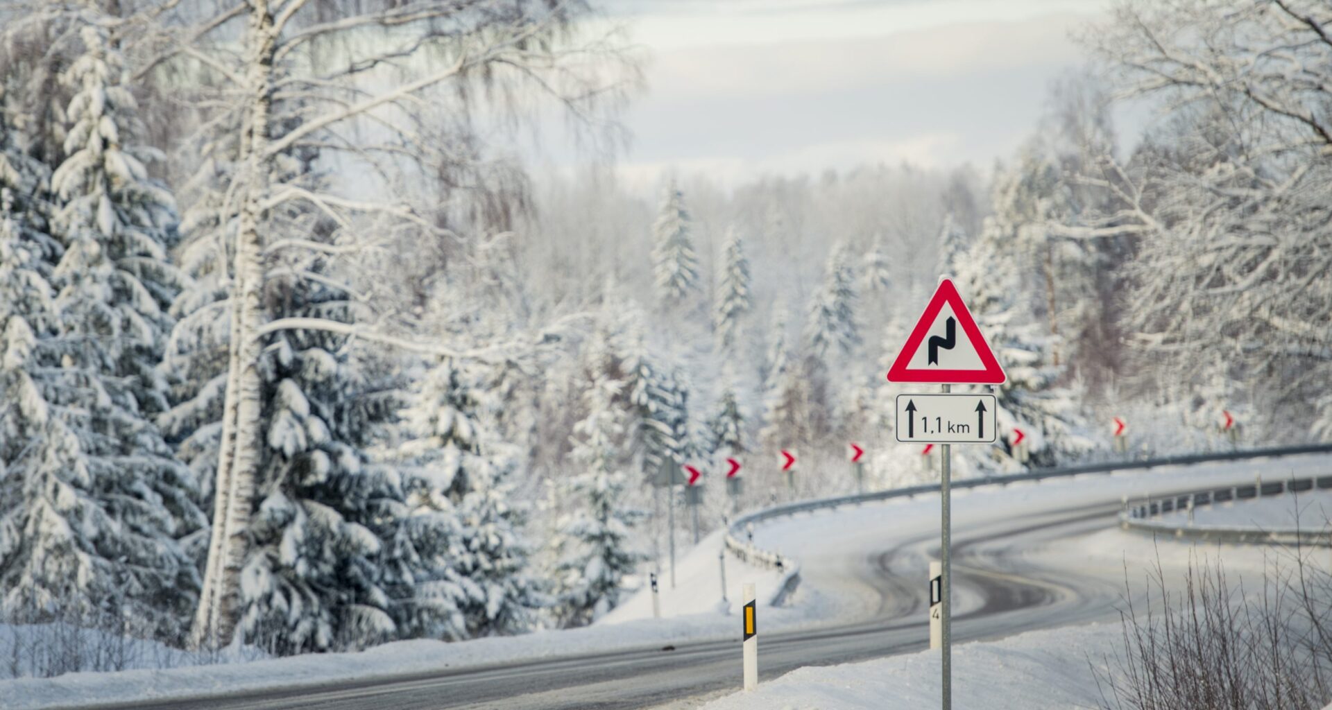 Šorīt visā Latvijā, izņemot Liepājas apkārtni, autoceļi sniegoti un apledo, strādā 142 ziemas tehnikas vienības