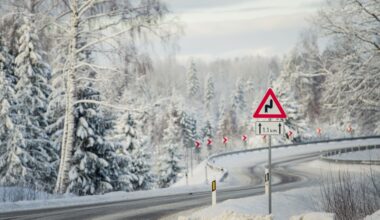 Šorīt visā Latvijā, izņemot Liepājas apkārtni, autoceļi sniegoti un apledo, strādā 142 ziemas tehnikas vienības