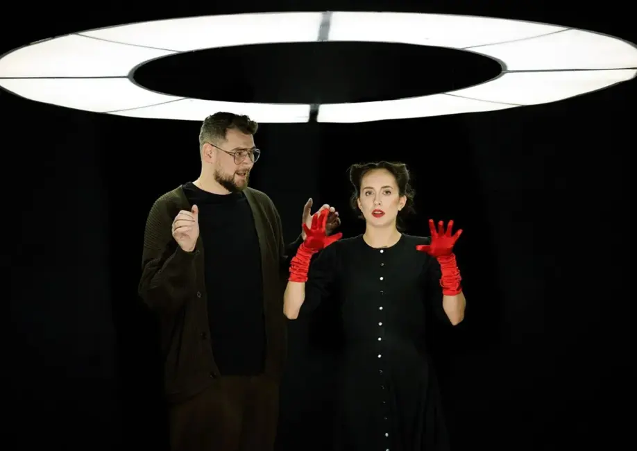 Čehova Teātra Arkādē – Dzīves Izvēļu Kaskādes: Džilindžera Iestudēto Nika Peina “Zvaigznāji” Uzrunā Skatītāju Ar Paralēlo Pasaules Konceptu