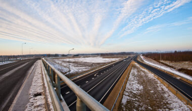 Apledojums un sniegs daudzviet Kurzemē, Zemgalē un Latgalē apgrūtina braukšanu; strādā 88 ziemas tehnikas vienības