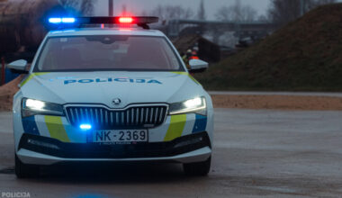 Smiltenes novadā nozagta automašīna ar medību ieroci – transportlīdzeklis atrasts Rūjienā