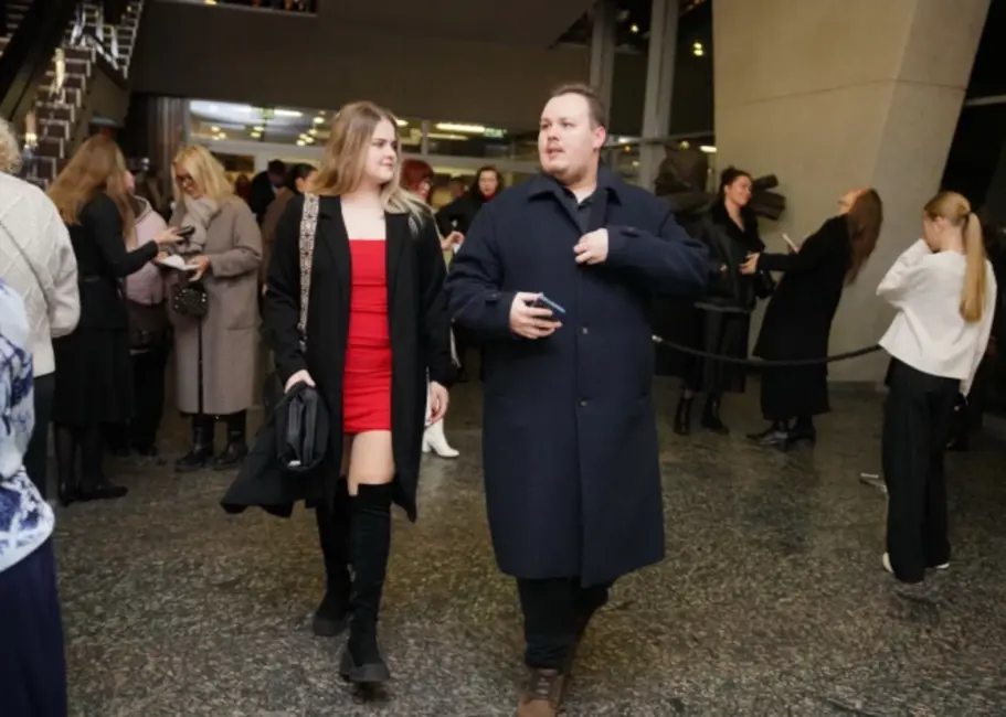 Dailes teātrī sagaidīta Ziemassvētku koncerta "Pēkšņi gaismā" pirmizrāde: Folklora satiek mūsdienu enerģiju