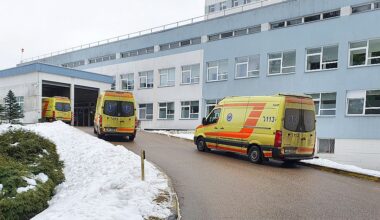 “Personāls domāja, ka bērns vienkārši guļ.” Ārstu nolaidības dēļ Daugavpilī mirst bērns, māte piedzen kompensāciju