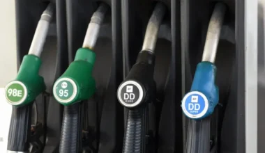 Degvielas cenas Baltijas galvaspilsētās piedzīvo kritumu