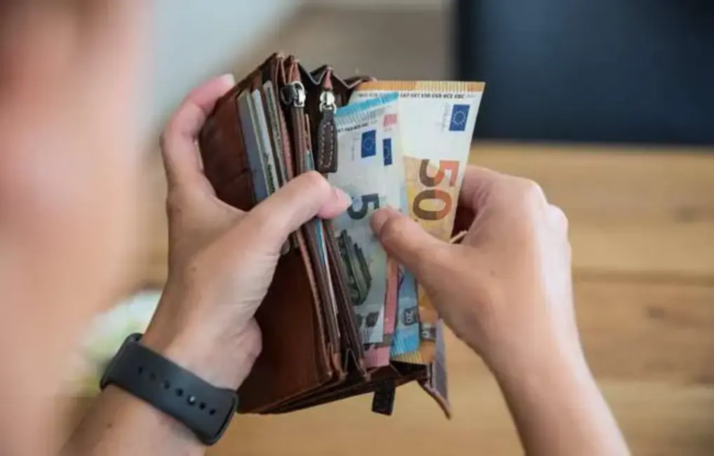 Deputāti konceptuāli atbalsta virsstundu apmaksas izmaiņas, bet sociālie partneri sašķēlušies