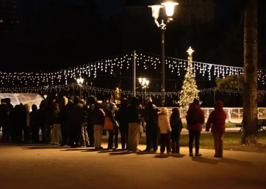 Dramatiskais Decembris Rīgā: Plaisas Esplanādes Slidotavā Aiztur Slidošanas Prieku un Radī Ārkārtēju Rindu