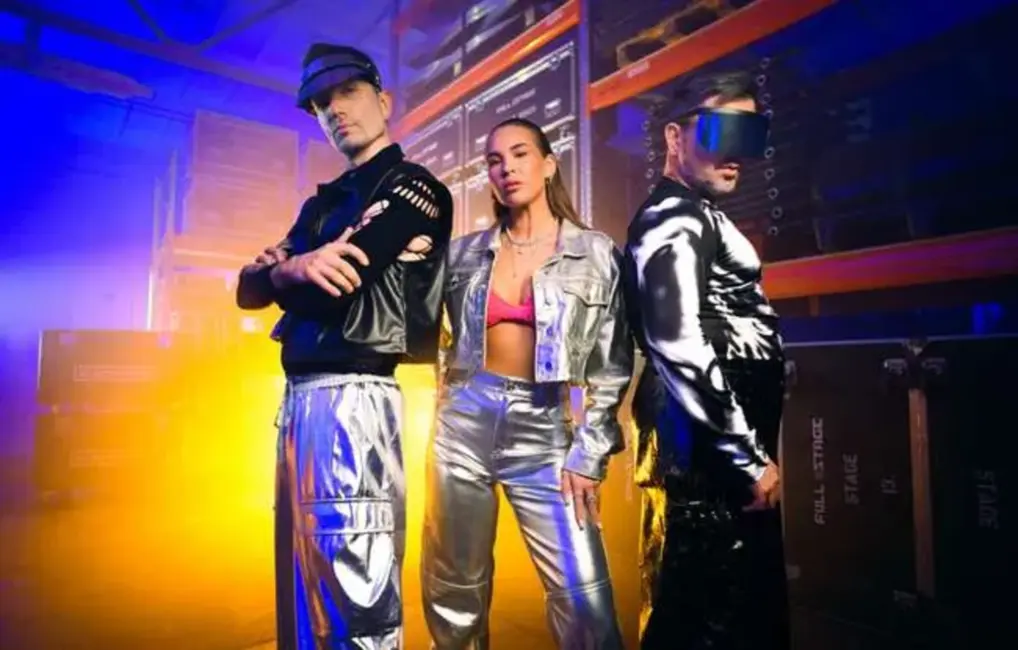 Duets "Bujāns" iepriecina ar jaunu tehno dziesmas videoklipu dzimšanas dienas noskaņās