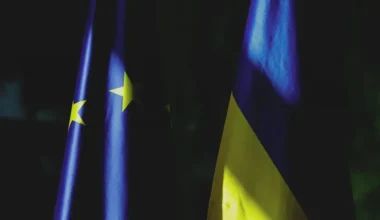 ES Vienojas par 90 Miljardiem Eiro Aizdevumu Ukrainai, Taču Paliek Neskaidrības par Krievijas Aktīvu Izmantošanu