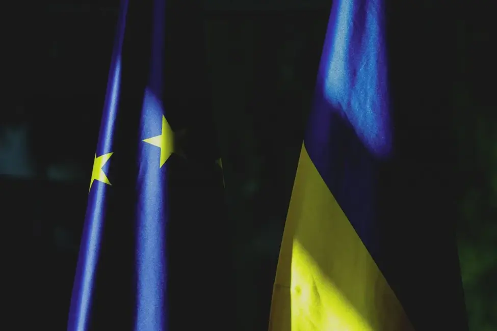 ES Vienojas par 90 Miljardiem Eiro Aizdevumu Ukrainai, Taču Paliek Neskaidrības par Krievijas Aktīvu Izmantošanu