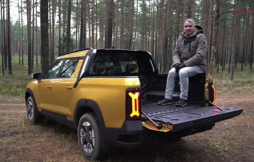 Elektriskais darba zirgs: Vai KGM Musso EV spēj aizpildīt elektrisko pikapu tukšumu Latvijas tirgū?