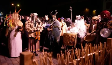 FOTO: Bluķa Vakars Vecrīgā Pulcē Maskotus Tēlus, Simbolizējot Vecā Gada Aizvadīšanu