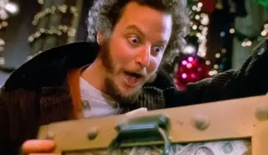 Filmas "Viens pats mājās" leģendārā aģents Mārvs iegūst bronzas pieminekli savā mājā