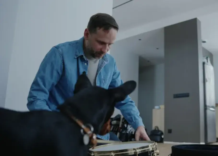 Grupas “Astro’n’out” miniseriāls turpina atklāt “Mūc” tūres aizkulises un ilgtspējas izaicinājumus