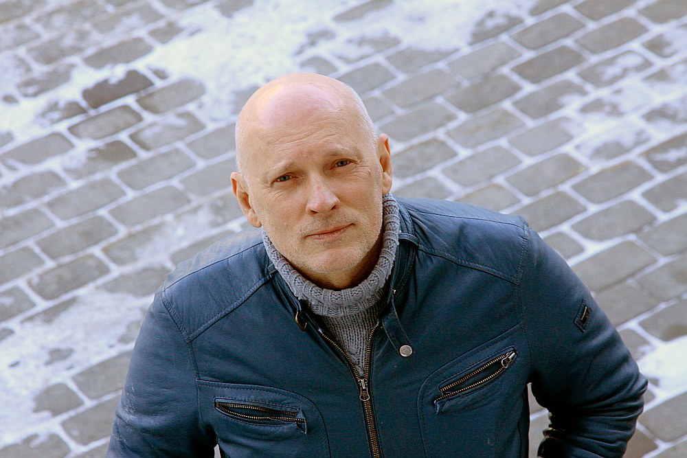 Alvis Hermanis: Latvieši turpina pamest šo valsti. Agrāk aizbrauca mazturīgie, tagad – turīgie. Šī šobrīd ir cilvēkiem nedraudzīga valsts