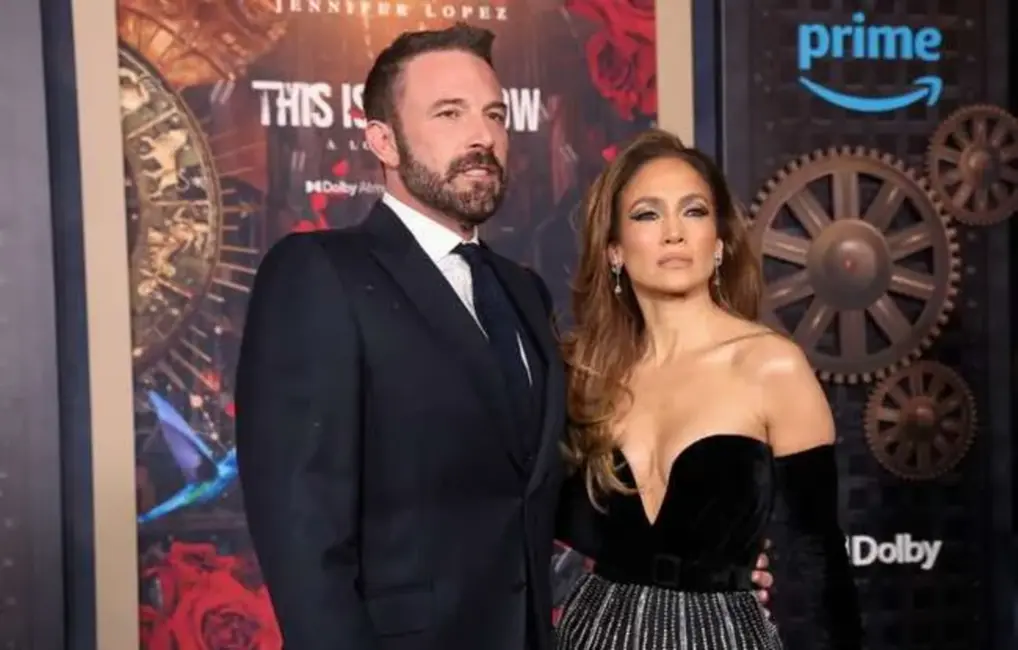 Holivudas atkalredzēšanās: Lopesa un Afleks kopā iepērkas Ziemassvētku dāvanām kopā ar Bena dēlu