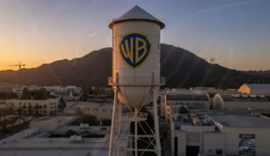 Holivudas grandu cīņa par "Warner Bros. Discovery": "Paramount" izvirza dāsnu 108 miljardu dolāru piedāvājumu