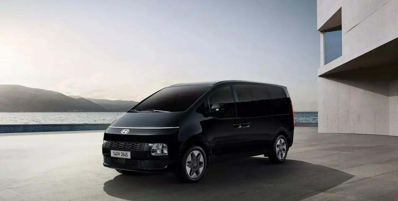 Hyundai atklāj atjaunoto Staria: futūristisks minivens piedāvās benzīna, hibrīda un drīz arī elektrisko versiju