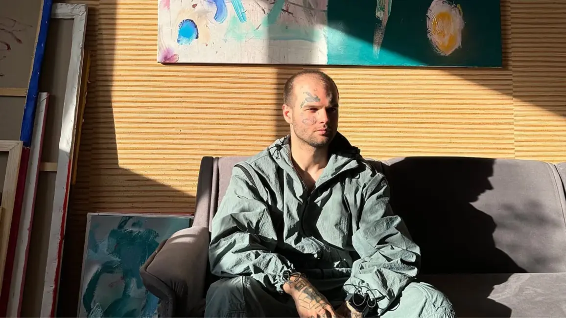 Iemūžināts audeklā: Ukrainas karavīrs glezno gadu cīņā pret Krievijas karu