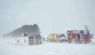 Igaunijā uz Tallinas-Narvas šosejas apgāzies "Ecolines" autobuss, negadījumā cietušo nav