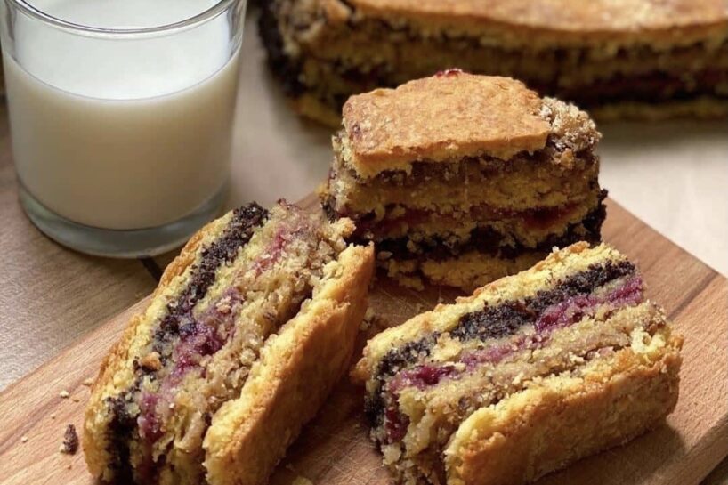 Īpaši gards pīrāgs svētku galdam ar sulīgiem ķiršiem un bagātīgām magonēm – deserts, kas vienmēr iepriecina