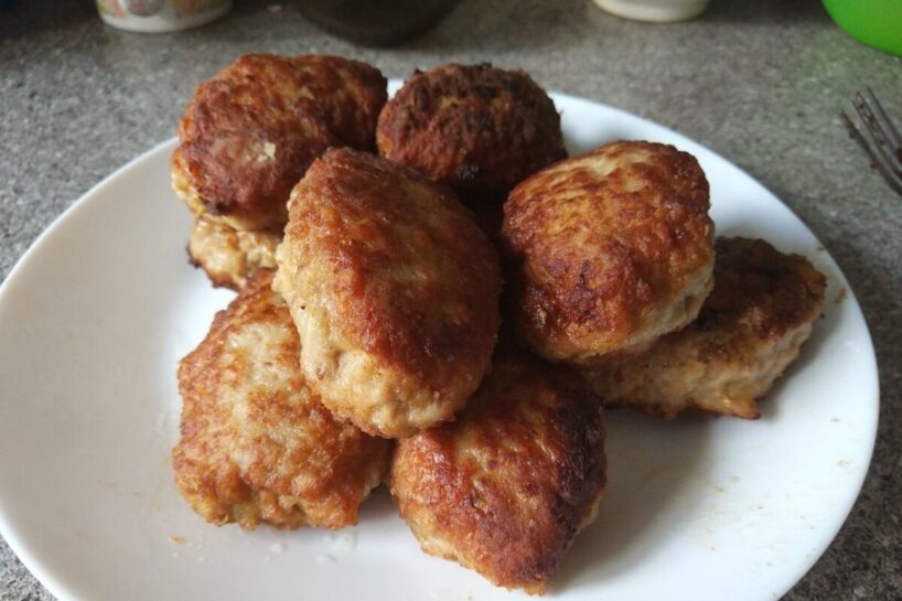 Lieliskās “ziemas” kotletes pēc vecmāmiņas receptes: pievienoju tām 2 negaidītas sastāvdaļas, kas tās padara neparasti garšīgas