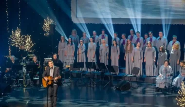 «Īpaša enerģija» Torņakalnā: Mūziķi gatavojas labdarības koncertam «Nāc līdzās Ziemassvētkos»