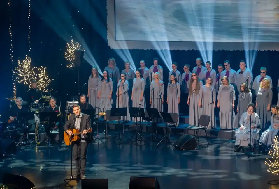 «Īpaša enerģija» Torņakalnā: Mūziķi gatavojas labdarības koncertam «Nāc līdzās Ziemassvētkos»