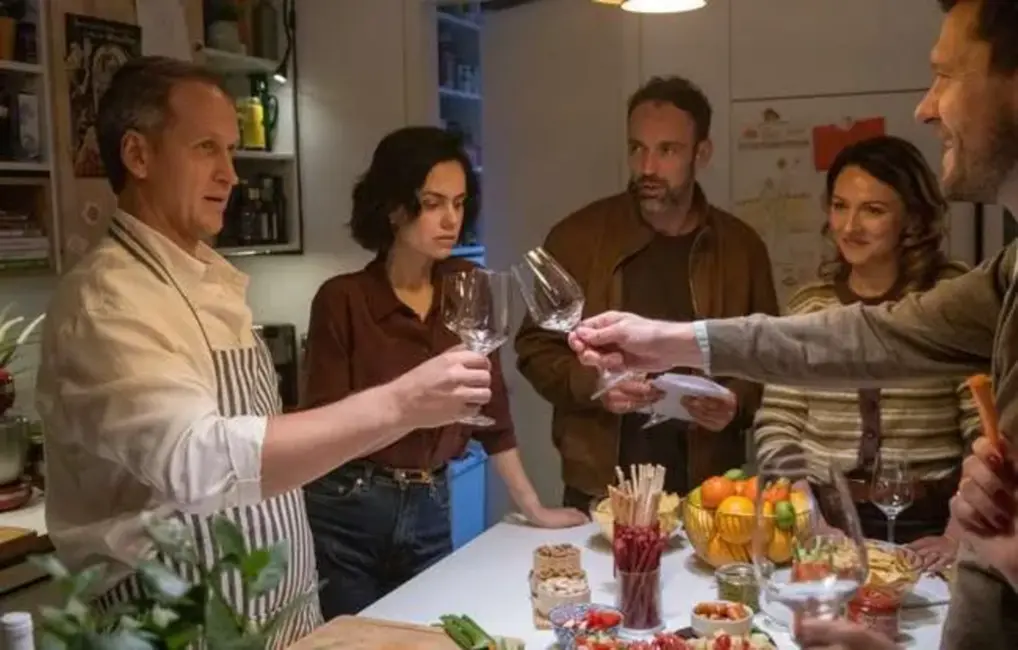 Iznācis Dž. Dž. Džilindžera melnās komēdijas "Perfektie" treileris: Stāsts par draudzību un telefona noslēpumiem