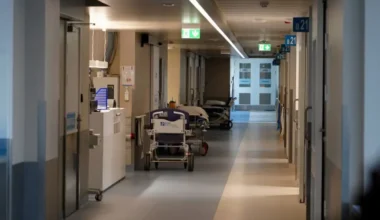 Jaunie Ārsti Prasa Skaidrību: Desmitkārtīgas Algu Atšķirības Izraisa Neapmierinātību Pirms Slimnīcu Tīkla Reformas