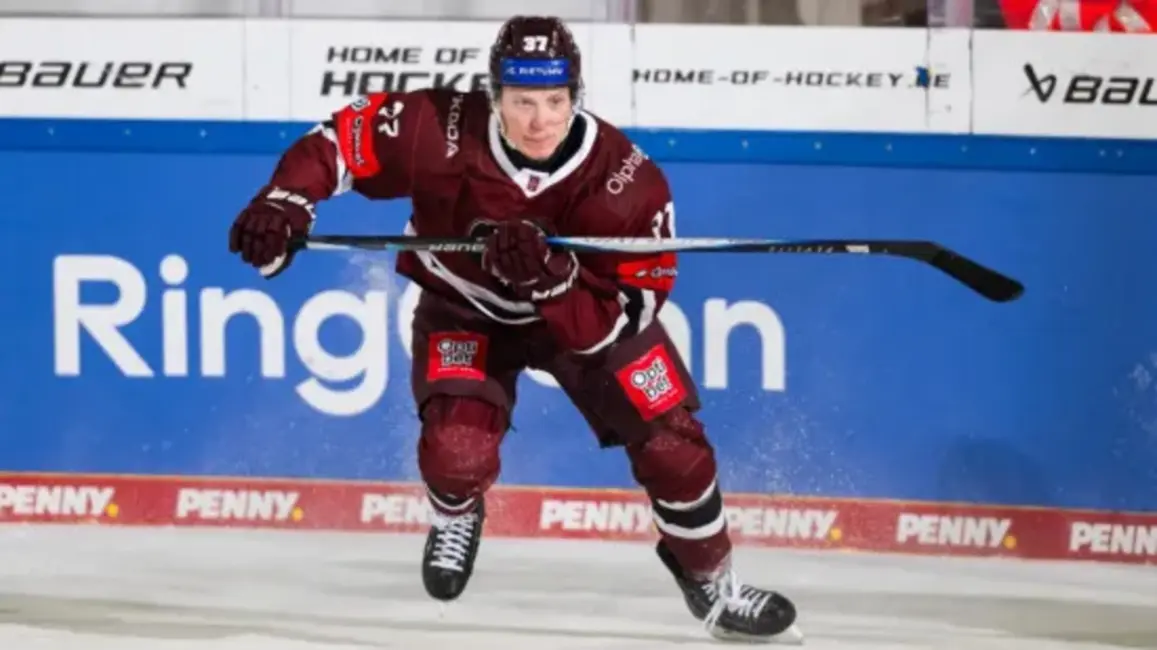 Kā hokejā gūt baudu no "melnā darba": Oskara Lapinska pieredze un vērtība "SCL Tigers"