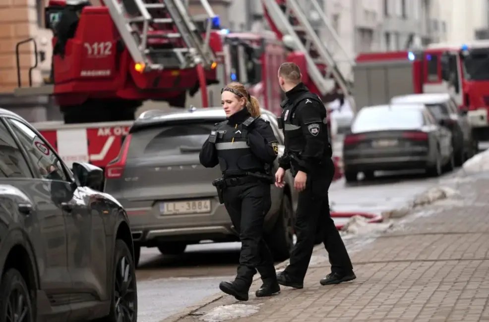 Kaimiņu Modināšana Izglābj Rīdzinieku: Neatvērtas Uzmanības Rezultātā Dzīvoklī Aizdegas Ēdiens