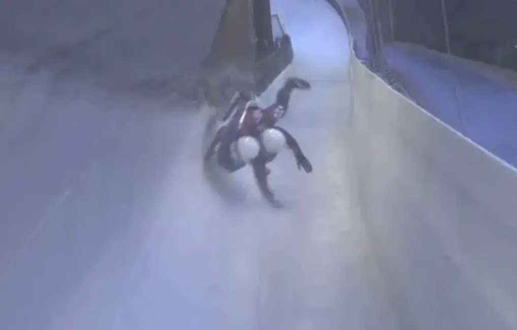 Kamaniņu ekipāža piedzīvo kritienu Pasaules kausa posmā Vinterbergā; viena Latvijas ekipāža finišē sestā