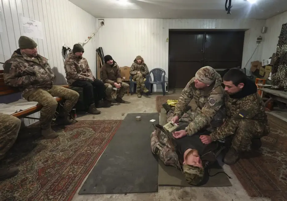 Karš Ukrainā fotogrāfu acīm: Decembra kadri atklāj traģēdiju un cerību