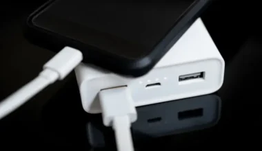 Ķīna pastiprina enerģijas banku drošību: obligāti LCD displeji un stingrāki testi no 2026. gada