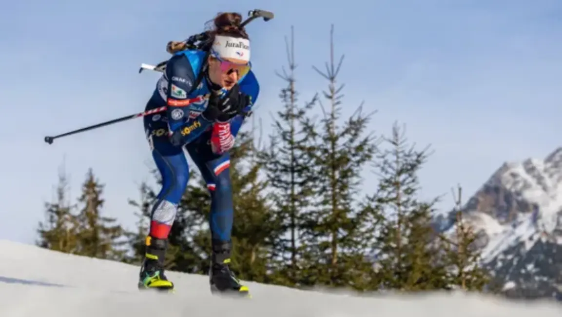 Kirkeide dramatiski pārsteidz Francijas fanus, uzvarot saspringtā biatlona masu starta finišā