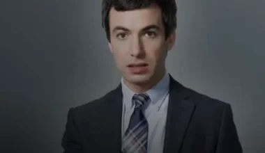 Komiķis ar biznesa grādu: Neitans Fīlders glābj ko tik vien ne, izmantojot absurdas metodes