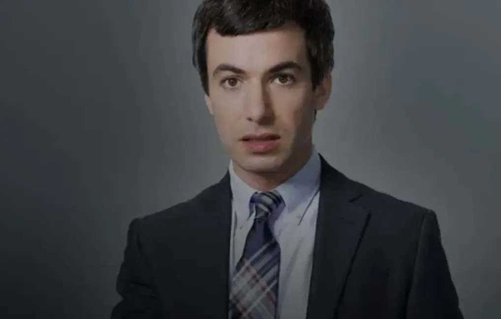 Komiķis ar biznesa grādu: Neitans Fīlders glābj ko tik vien ne, izmantojot absurdas metodes